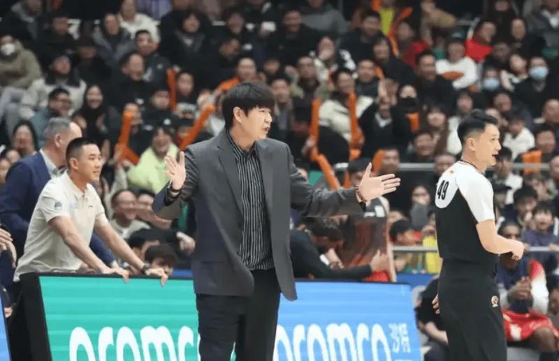 体育平台-淘汰浙江邱彪场边采访！强调国内球员敢于承担，赞陈林坚地位提升