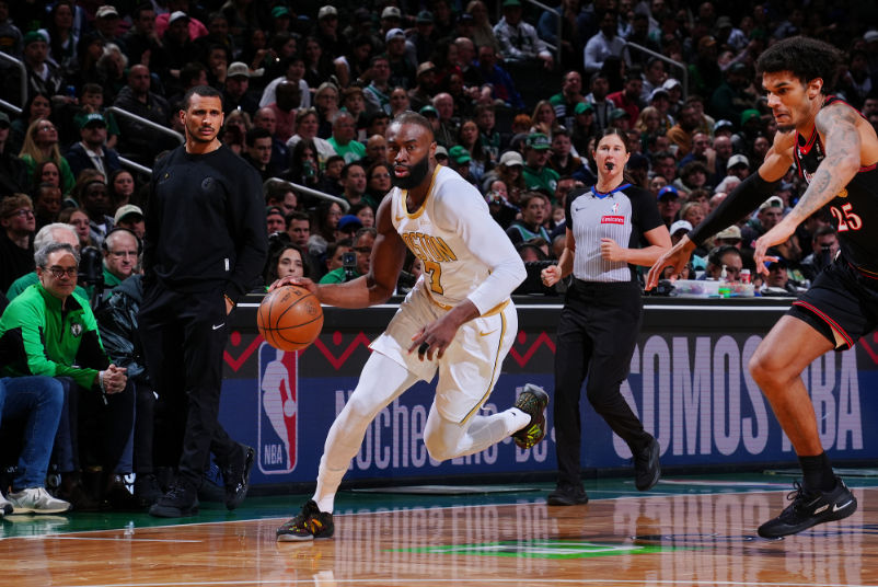 在线体育-40胜东部第二队！马克西33分绿军大胜76人 布朗13000分里程碑